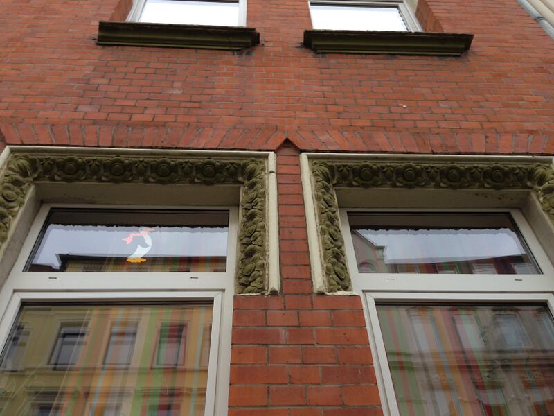 Datei:RÜ5-Fassade vorne-Fensterstürze.jpg
