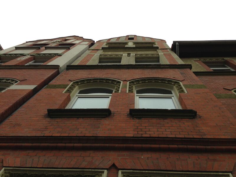 Datei:RÜ5-Fassade vorne-Fenstersimse.jpg