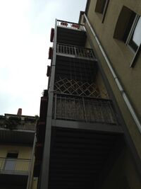 RÜ5-Balkonturm Hof wg schiefe vordere Stütze.jpg