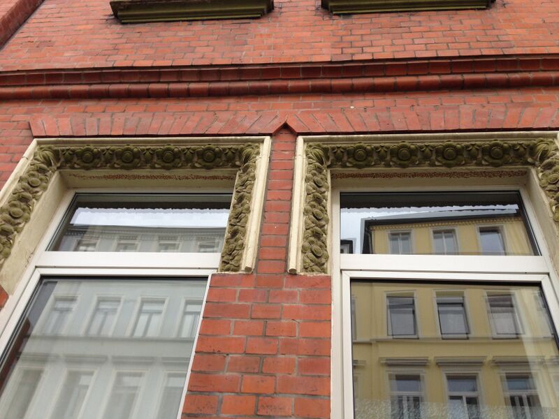 Datei:RÜ5-Fassade vorne-Fensterstürze2.jpg